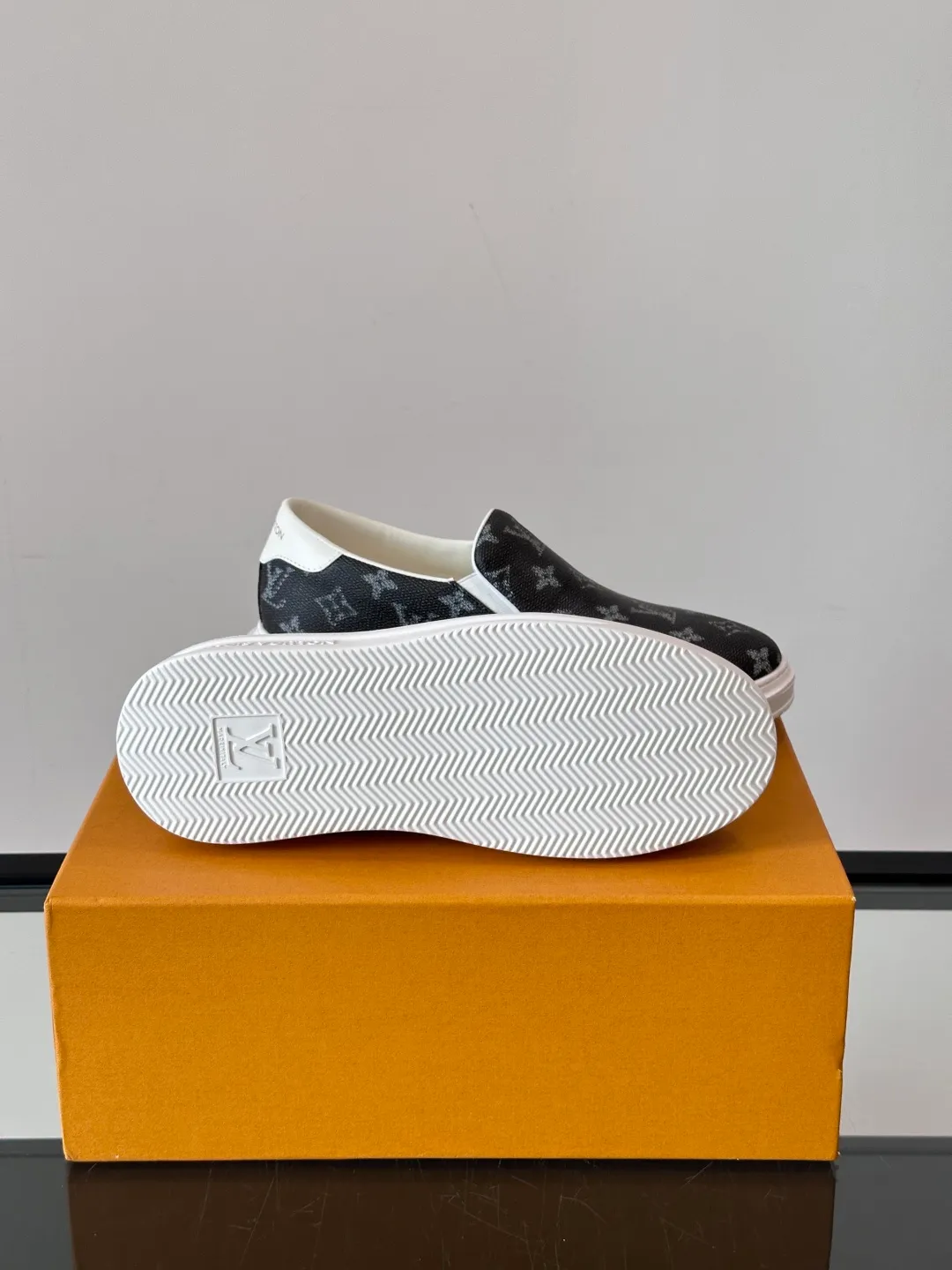 Men's shoes 💰p360 "LOUIS VUITTO＊" Classic presbyopic slip-on loafers are made of classic Damier Gra men's shoes 💰phite canvas, with LV logo embellishment on the shoe body, leather straps decorated with LV metal logo buckles, smooth calf leather trim, and Monogram flower rubber outsole, full of youthful vitality and elegance. Blake craftsmanship and hand-stitched uppers cleverly establish recognition, and the standard sheepskin lining provides a comfortable and soft foot feel! Size: 38-44